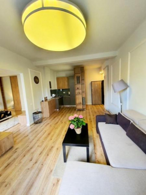 Bohemian Apartment 9b, Romana Square